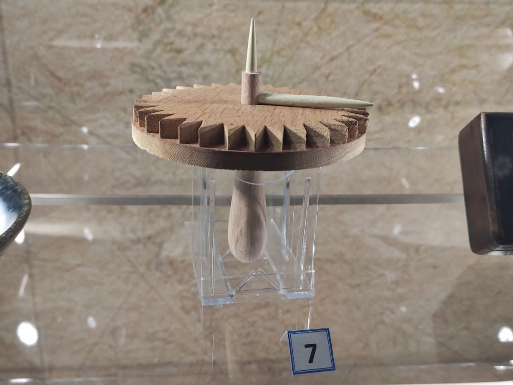 W szklanej gablocie Muzeum w Czołpinie, na podstawce umieszczono wykonaną z drewna atrapę kompasu słonecznego. Jest to niewielka kilkunastocentumetrowa tarcza przypominająca słońce, z uchwytem pod spodem i wystającym ponad nią zaostrzonym gnomem.