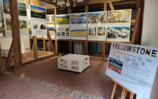 We wnętrzu zabytkowej stodoły Osady Latarników prezentowane są zdjęcia i opisy tekstowe przedstawiające Park Narodowy Yellowstone.