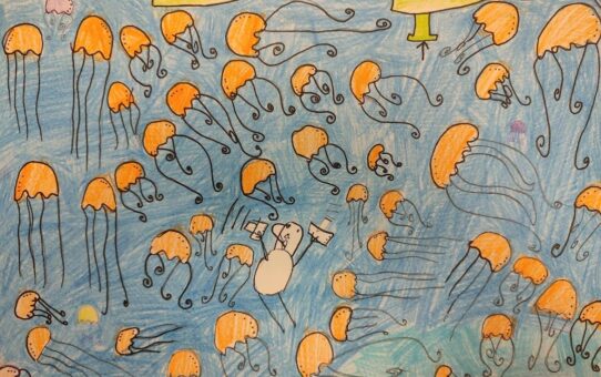 Praca plastyczna przedstawiajaca wiele meduz unoszacych się w morzu, pośród nich pływa człowiek. U góry obrazka widoczne dwie łódki.