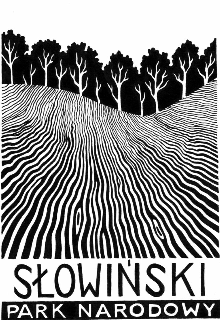Grafika w kolorze czarnym symbolizująca sposób ułożenia zmarszczek na wydmach, w tle korony drzew z pniami. Na dole rysunku napis "Słowiński Park Narodowy".