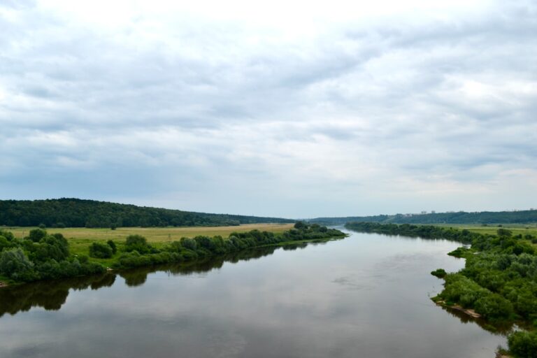 Czym jest rzeka w przyrodzie i jaką rolę odgrywa w krajobrazie?